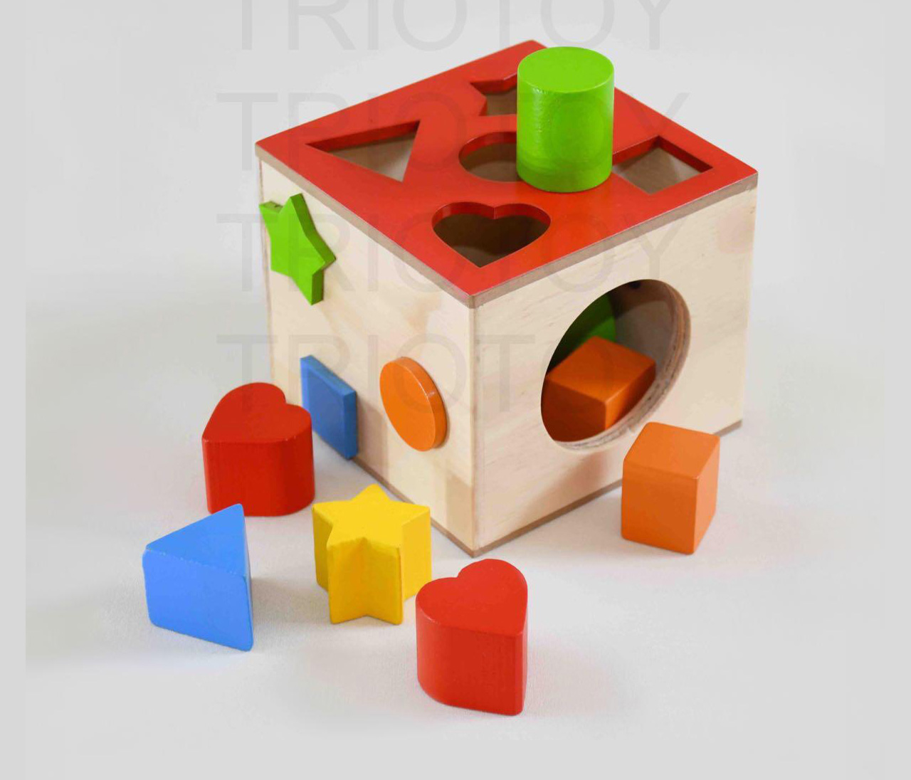 caja de madera con figuras